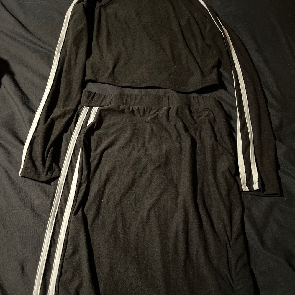 Athletic style black/white skirt set
